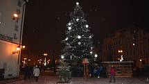 Vánoční jedle se na hradeckém Velkém náměstí rozsvítila poslední listopadovou neděli.