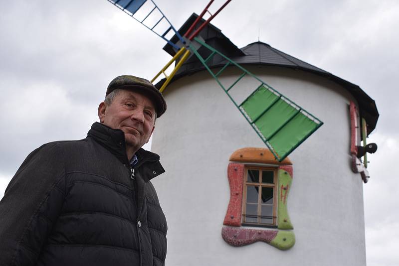 Jaroslav Horák zkrášluje krajinu v Černilově a okolí. Nad obcí se tyčí jeho holandský mlýn a své pozemky zdobí i nejrůznějšími plastikami.
