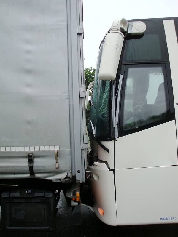 Dopravní nehoda nákladního vozidla a autobusu mezi obcemi Černožice a Holohlavy.