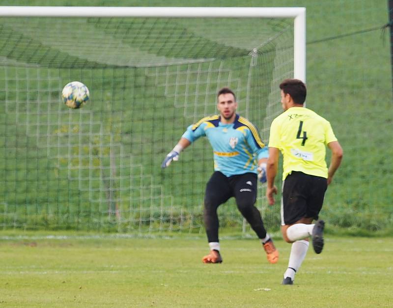 Okresní přebor: Vysoká nad Labem B (v pruhovaném) - Chlumec nad Cidlinou C 1:5.