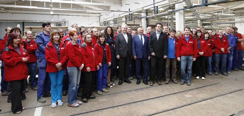 Prezident Zeman si prohlédl muzeum a výrobu firmy Petrof na výrobu klavírů a pianin.