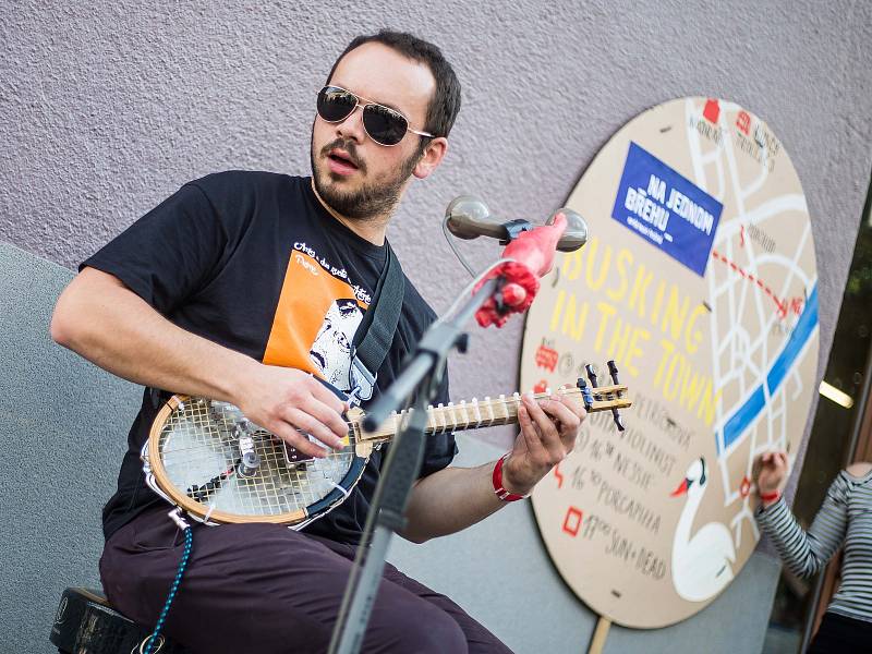 Porcapizza na hudebním feistivalu Na jednom břehu v ulicích Hradce Králové.