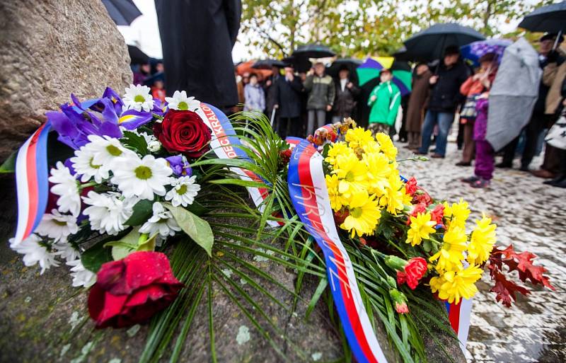 Pietní setkání u památníku obětem komunismu na královéhradeckém Riegrově náměstí.