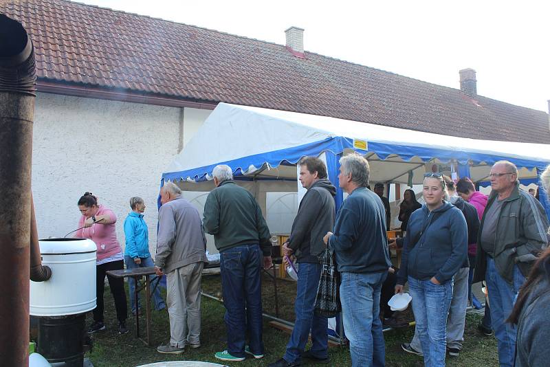 Jitrnice, ovar či zabijačková polévka. Masné výrobky z prasete provoněly tuto sobotu dvůr hospody v Převýšově, kde se konal již 6. ročník tradiční zabijačky.