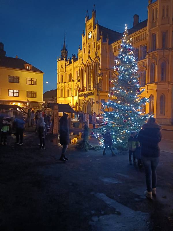 První ročník akce Jarmark na radnici zahájil v Novém Bydžově vánoční svátky.