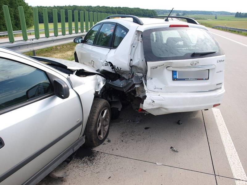 Střet osobních automobilů na 74. kilometru dálnice D11.