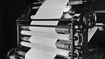 Rozvoj společnosti dokumentuje modernizace výroby, navíjení usušeného papíru v třicátých letech.