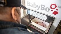 Modernizovaný Baby box byl instalován na záchranné službě v Hradci Králové. Představil ho i zakladatel babyboxu Ludvík Hess