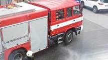 Požár osobního vozidla Škoda Forman v Habrmanově ulici v Hradci Králové.