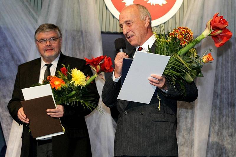 Ceny města Hradce Králové se rozdávaly 30. března v Kongresovém sálu v Aldisu. Cenu Primus Inter Pares odnesl ředitel Klicperova divadla Ladislav Zeman (vlevo) a prof. MUDr. Ivo Šteiner. 