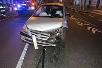 Dopravní nehoda dvou osobních automobilů v hradecké Mostecké ulici.