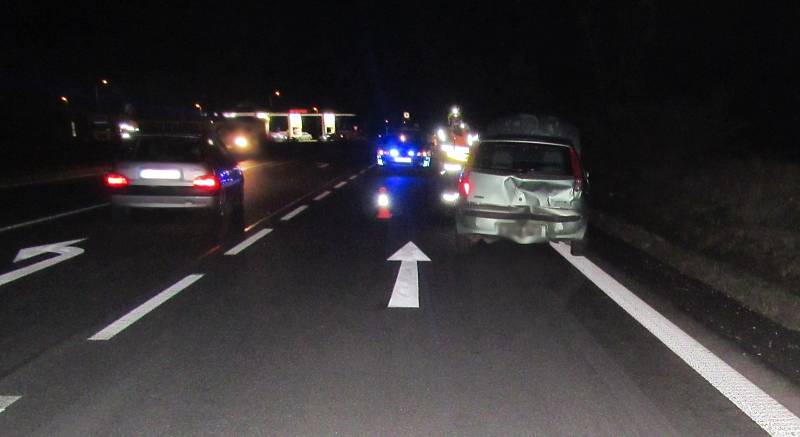 Dopravní nehoda dvou osobních automobilů u Třebechovic pod Orebem.