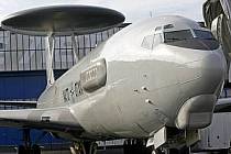 Zmodernizovaný letoun Boeing B-707/320 AWACS vybavený kruhovou rotační radarovou anténou.