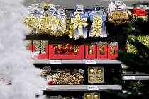 Druhá polovina října a v regály obchodů už zapnilo zboží s vánoční tématikou