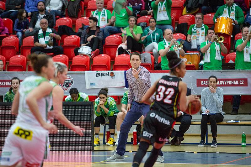 Finálový zápas finálového turnaje Českého poháru basketbalistek v Karlových Varech: KP Brno - Sokol Nilfisk Hradec Králové (v černém).