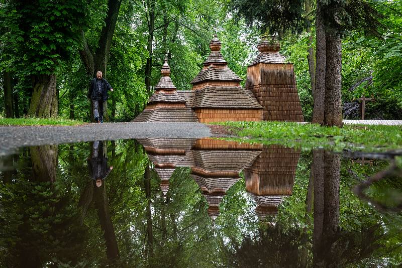 Dřevěný kostel svatého Mikuláše v Jiráskových sadech v Hradci Králové.