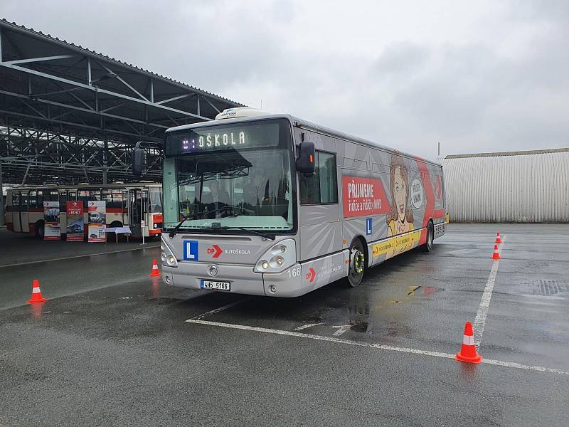 Za volantem autobusu.