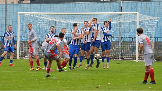 Náchodští fotbalisté měli duel s Turnovem dobře rozehraný, když od desáté minuty vedli 1:0. V závěrečných osmi minutách ale třikrát inkasovali a důležitý zápas prohráli.