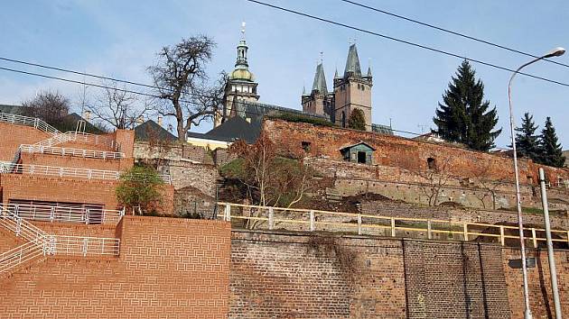 Oprava hradeb pod kanovnickými domy (listopad 2010).
