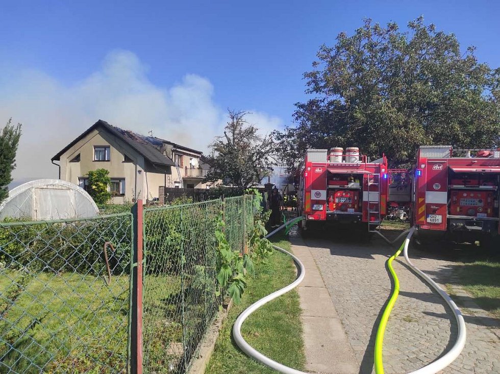 Fotogalerie: K požáru statku v Kuklenech vyjíždělo několik jednotek hasičů.  - Hradecký deník