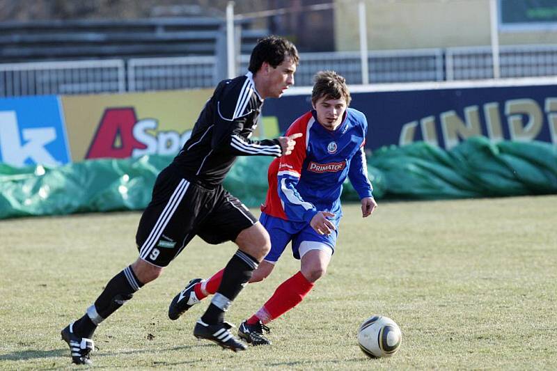 Vítězství si v přípravném utkání s Náchodem (3:0) připsali prvoligoví fotbalisté Hradce Králové. 