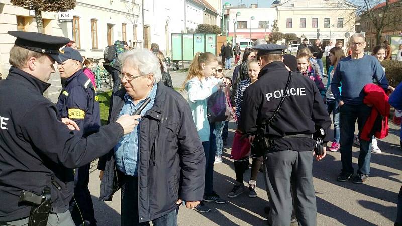 Bezpečnostní kontroly občanů na třebechovickém náměstí.