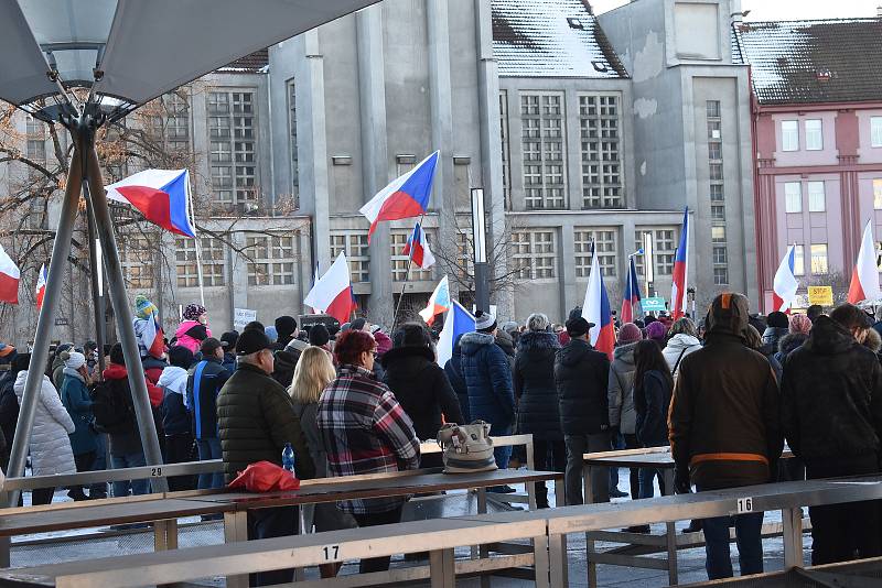 Volání po svobodě se v sobotu odpoledne neslo Hradcem Králové, kde se konala demonstrace odpůrců protiepidemických opatření. Na náměstí 28. října se jich odhadem sešlo více než šest stovek.