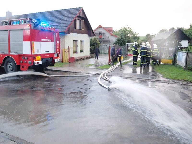 Ze zásahu hasičů na Hradecku v souvislosti s vydatným deštěm - obec Prasek.