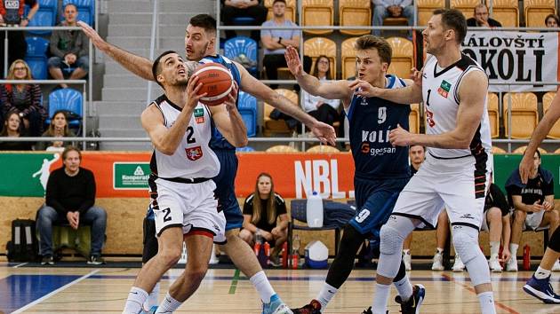 Doma Hradec (v bílém) kolínský tým zdolal 87:81.