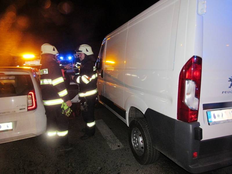 Dopravní nehoda dodávky a osobního automobilu u Třebechovic pod Orebem.