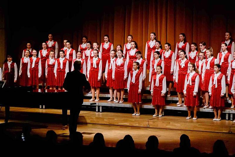 Sbor Jitro při jarním koncertu ve Filharmonii Hradec Králové.