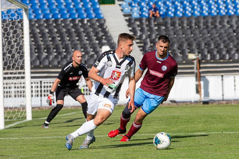 Hradecký Jakub Šípek se snaží překonat obranu Náchoda, jmenovitě Jiřího Podolníka.