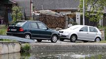 Rekonstrukce průtahu městem a vozovky mezi Nechanicemi a Lubnem na hlavním hradecko–bydžovském silničním tahu zhoršila dopravní situaci v některých okolních obcích. Objížďky k nim nahnaly auta.