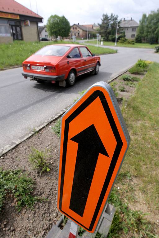 Rekonstrukce průtahu městem a vozovky mezi Nechanicemi a Lubnem na hlavním hradecko–bydžovském silničním tahu zhoršila dopravní situaci v některých okolních obcích. Objížďky k nim nahnaly auta.