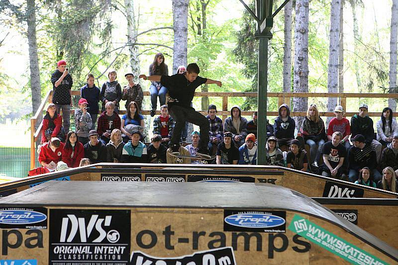 Závod 14. ročníku DVS Českého skateboardového poháru v Šimkových sadech v Hradci.