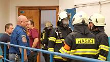 Prověřovací cvičení hradeckých profesionálních hasičských jednotek ve vazební věznici.