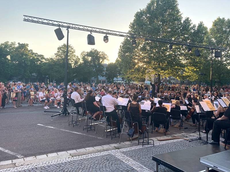 Hudební happening s Filharmonií Hradec Králové.