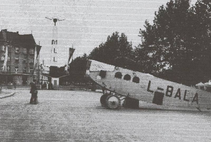 Historie hradeckého letiště: výstava před muzeem v roce 1926.