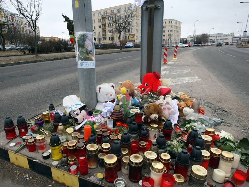 Místo neštěstí, kde přišla o život mladá dívka, zaplavily květiny a dárky.