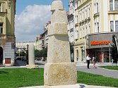 Výškový útvar pražské sochařky Zuzany Kačerové nazvaný Minaret (původně Arabeska).