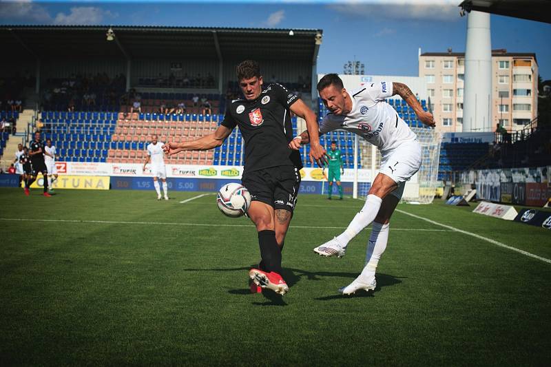 DUEL. Fotbalisté Hradce Králové prohráli na Slovácku 0:1.