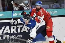 Finsko - ČR - Hokejové utkání turnaje Karjala v Helsinkách, které se hrálo 7. listopadu 2020, zprava Filip Hronek z ČR a Aleksi Saarela z Finska.