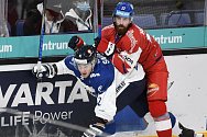 Finsko - ČR - Hokejové utkání turnaje Karjala v Helsinkách, které se hrálo 7. listopadu 2020, zprava Filip Hronek z ČR a Aleksi Saarela z Finska.