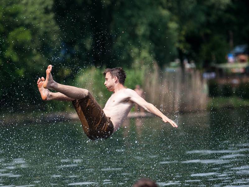 Zážitkový festival Just life na Správčickém rybníku v Předměřicích nad Labem.