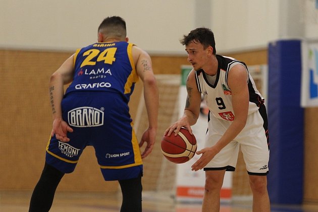 Hradecké basketbalisty (v bílém Lukáš Kantůrek) čeká těžký souboj se Šiřinou (č. 24) a spol.