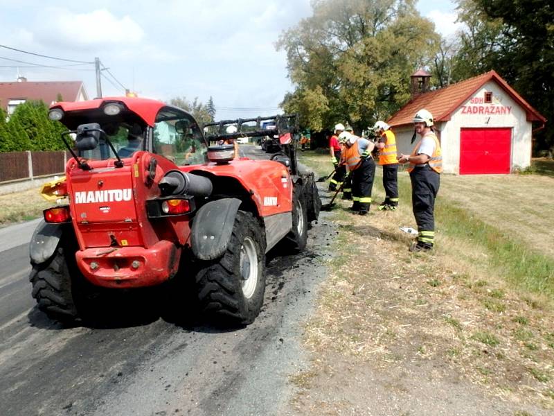 Hnůj vysypaný z náklaďáku na vozovku.