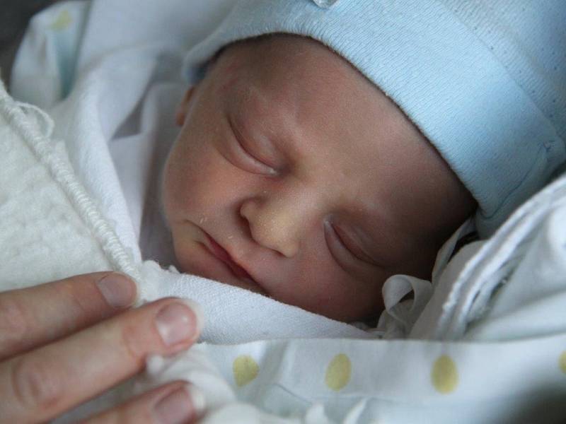 TONÍČEK HAMPL se narodil v neděli 30. května. Vážil 2980 gramů  a měřil 50 centimetrů. Potěšil maminku Lucii, tatínka Tomáše  a sestřičku Adélku z Hradce Králové.