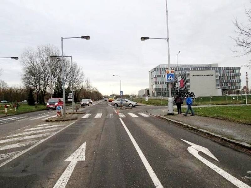 Dopravní nehoda v prostoru křižovatky před hlavním vjezdem do Fakultní nemocnice Hradec Králové, na přechodu pro chodce ve Zborovské ulici.