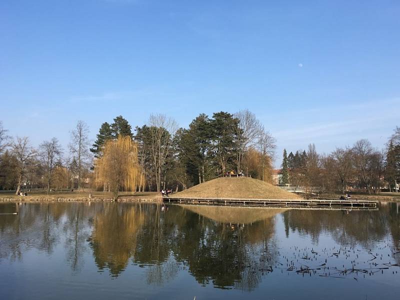 Jarní počasí vylákalo Hradečáky do městských parků a sadů.