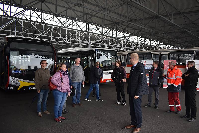 Řízení autobusu si ve čtvrtek vyzkoušelo více než 20 zájemců.